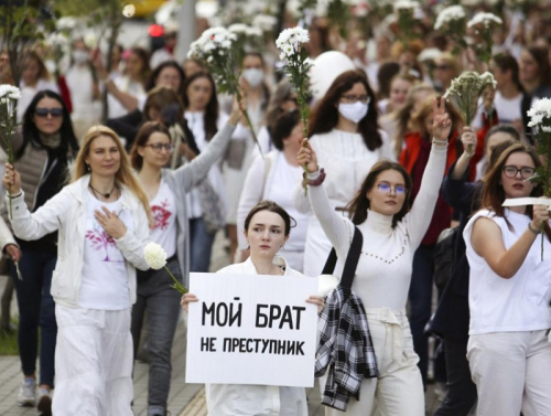 Беларусийн эмэгтэйчүүд эсэргүүцлийн жагсаал зохион байгуулжээ