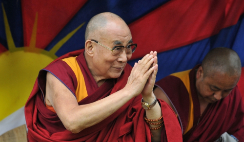 Дээрхийн Гэгээнтэн Далай Лам Төвөдийн залуучуудын хүсэлтээр Шүтэн барилдахуйн магтаал номыг тайлбарлан айлдана. 1 дэх өдөр