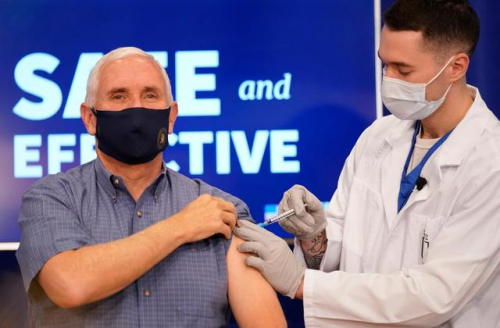 АНУ-ын дэд ерөнхийлөгч хэвлэлийн ажилтнуудын өмнө вакцин хийлгэлээ