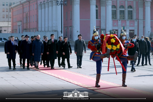 Эх орончдын өдрийг угтаж Д.Сүхбаатарын хөшөөнд цэцэг өргөлөө