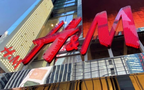 Хятадын интернет дэлгүүрүүд Шведийн “H&M” компанийн бүтээгдэхүүнийг худалдаанаас татжээ.