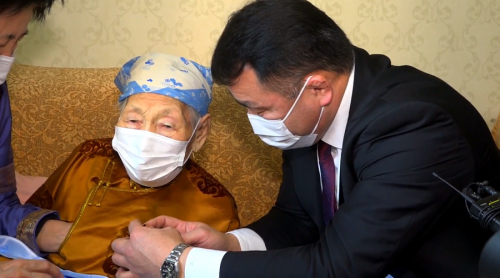 Нийслэлийн Монгол Ардын намын дарга Д.Сумъяабазар 100 насны төрсөн өдөр нь тохиож буй өндөр настан Жүгдэрийн Цэрэн гуайд хүндэтгэл үзүүллээ.