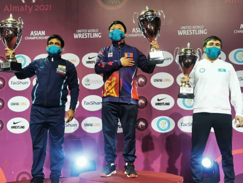 Чөлөөт бөхийн эмэгтэйчүүд тивийн аваргад багаараа тэргүүллээ.