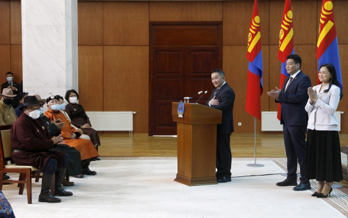 Монгол Улсын Ерөнхийлөгч Х.Баттулга Төрийн дээд цол, одон, медаль гардуулж байна