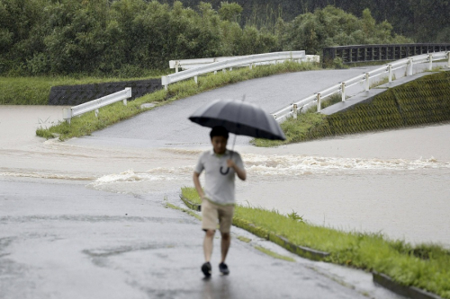 Японы өмнөд Окинава мужид хүчтэй аадар борооны аюул нүүрлэв.