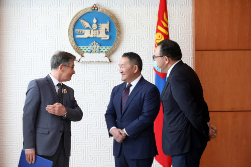 ОХУ-аас Монгол Улсад суугаа Онц бөгөөд Бүрэн эрхт Элчин сайд И.К.Азизовыг Алтан гадас одонгоор шагналаа