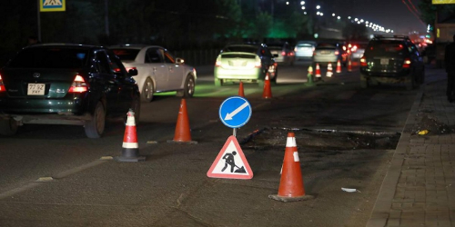 Авто замын нүхэн эвдрэлийг шөнийн цагаар засаж байна.