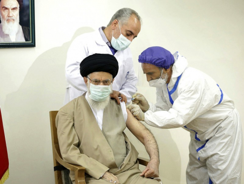 Ираны дээд удирдагч дотооддоо үйлдвэрлэсэн коронавирусний вакцин хийлгэжээ