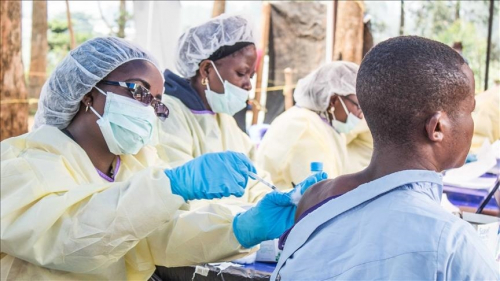 Угандад 800 гаруй хүн хуурамч вакцин хийлгэжээ.