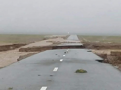 Үргэлжлэн орсон борооны улмаас авто зам эвдэрчээ