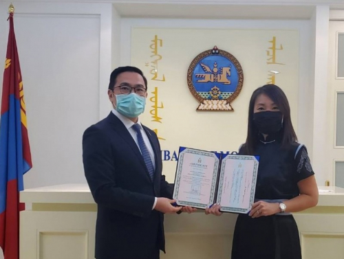 С.Халиунд Соёлын элчийн гэрчилгээг гардуулав.