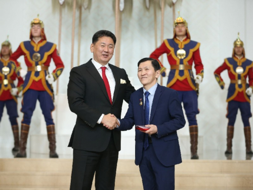 ММ агентлагийн тоймч Ж.Алтангэрэлд Соёлын гавьяат зүтгэлтэн цол хүртэв.