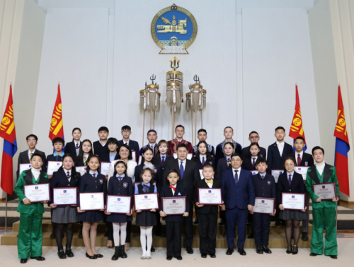 Ерөнхий сайд Л.Оюун-Эрдэнэ 2021 оны онцлох хүүхдүүдийг шагналаа