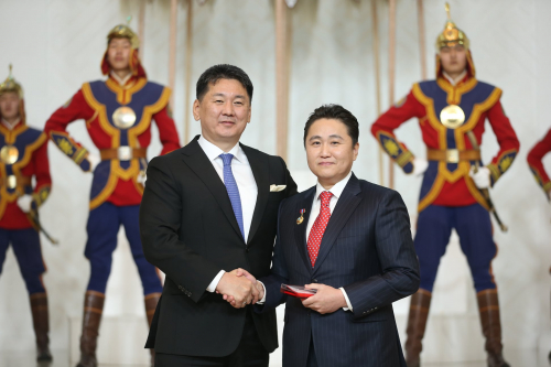 Б.Чинбатад УРЛАГИЙН ГАВЬЯАТ ЗҮТГЭЛТЭН цол хүртээлээ