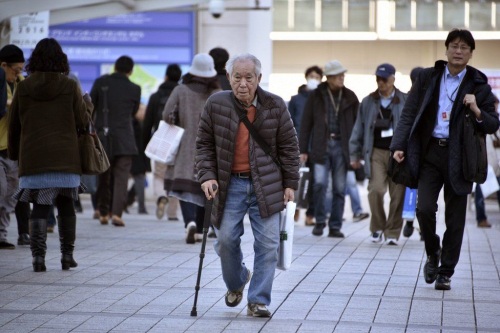 Японд ажиллах насны хүн амын тоо буурсанаас...