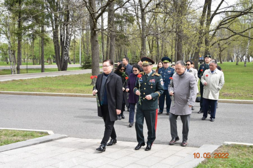 Элчин сайд Ө.Энхтүвшин “Ялалтад тэмүүлсэн морьд” хөшөөнд цэцэг өргөж, хүндэтгэл илэрхийлэв.