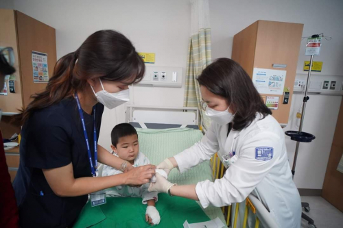 БНСУ-н Сонму эмнэлэг монгол хүүд үнэ төлбөргүй мэс засал хийж өглөө