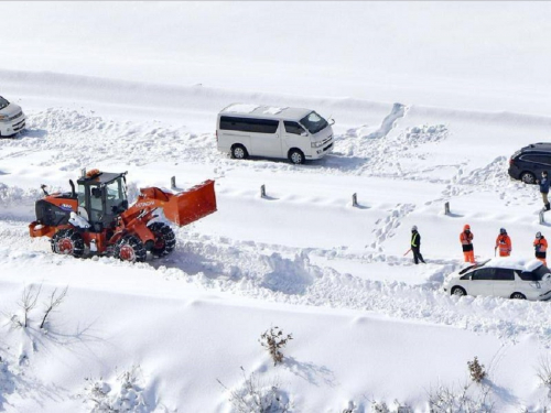 Японд их хэмжээний цас орсны улмаас найман хүн амиа алдав