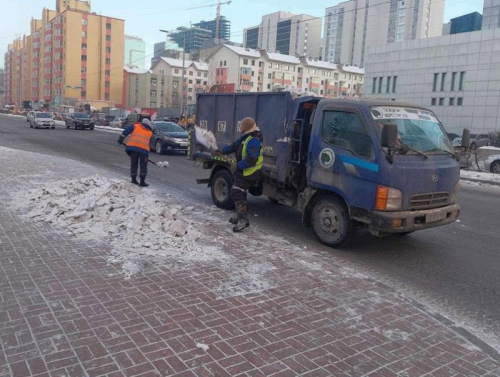 Авто замын өгсүүр, уруу хэсэгт давс, бодис цацах, явган замуудад дайрга дэвсэх ажил үргэлжилж байна