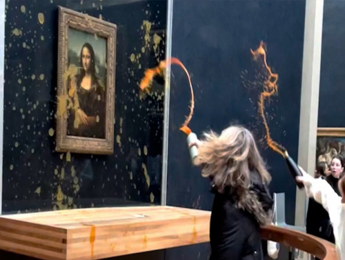 "Мона Лиза" зураг руу шөл цацжээ