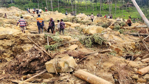 Папуа шинэ гвиней улсад хөрсний гулгалтын улмаас тосгон дарагджээ.