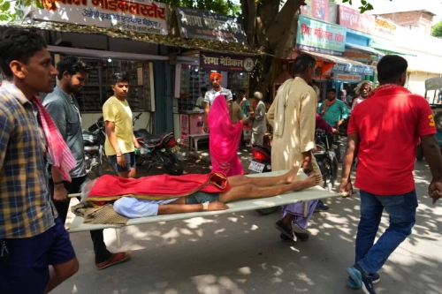 Энэтхэгт хэт халалтаас болж сонгуульд ажиллаж байсан хүмүү нас барлаа