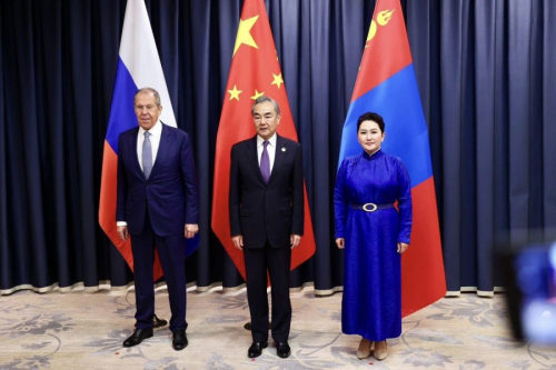Монгол, Орос, Хятад гурван улсын Гадаад хэргийн сайд нар уулзав