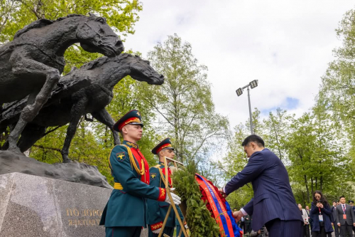 Ерөнхийлөгч У.Хүрэлсүх  “Ялалтад тэмүүлсэн морьд” хөшөөнд хүндэтгэл үзүүллээ.