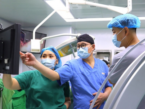 ГССҮТ, БНСУ-ын эмч нарын баг нурууны мэс засал эмчилгээг микроскоп ашиглан амжилттай